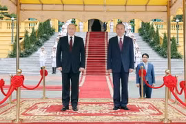 Chủ tịch nước Tô Lâm và Tổng thống Liên bang Nga Vladimir Putin trên bục danh dự, nghe quân nhạc cử Quốc thiều hai nước. (Ảnh: Nhan Sáng/TTXVN)