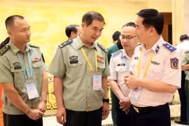 Trung tướng Bùi Quốc Oai, Chính ủy Cảnh sát biển Việt Nam và Thiếu tướng Lưu Hậu Kiệt, Phó Chính ủy Cảnh sát biển Trung Quốc trao đổi bên lề cuộc hội đàm. (Ảnh: An Đăng/TTXVN)
