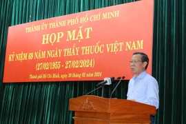 Chủ tịch UBND Thành phố Hồ Chí Minh Phan Văn Mãi phát biểu tại tại buổi họp mặt. (Ảnh: Thanh Vũ/TTXVN)