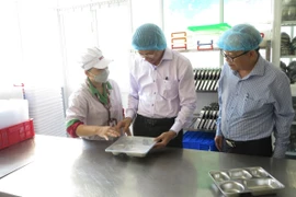 Ông Đinh Văn Thiệu, Phó Chủ tịch Ủy ban Nhân dân tỉnh Khánh Hòa kiểm tra tình hình bảo quản, chế biến thực phẩm tại Trường Tiểu học Vĩnh Hiệp. (Ảnh: Phan Sáu/TTXVN)