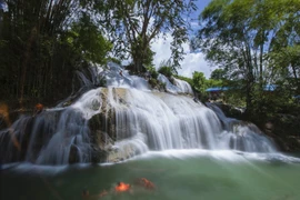 Với cảnh sắc còn hoang sơ, gần gũi thiên nhiên, thác Trăng là một điểm du lịch ấn tượng tại Hòa Bình. (Ảnh: Trọng Đạt/TTXVN)