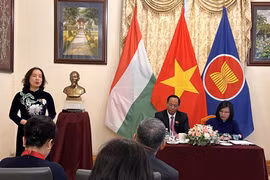 Phó Chủ tịch Quốc hội Trần Quang Phương (bên trái) và Đại sứ Việt Nam tại Hungary Nguyễn Thị Bích Thảo (bên phải) lắng nghe và giải đáp những thắc mắc của đại diện các hội đoàn người Việt tại Hungary. (Ảnh: Phương Hoa/TTXVN)