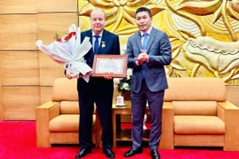 Chủ tịch Liên hiệp các tổ chức hữu nghị Việt Nam Phan Anh Sơn trao tặng tặng Kỷ niệm chương “Vì Hòa bình, Hữu nghị giữa các dân tộc” cho Đại sứ Abdelhamid Boubazine. (Ảnh: Việt Đức/TTXVN)