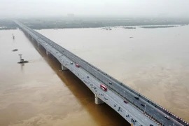 Mực nước Hồng ở mức 11,20m, dưới báo động lũ cấp III là 30cm (ảnh chụp tại cầu Vĩnh Tuy lúc 8h). (Ảnh: Hoàng Hiếu/TTXVN)