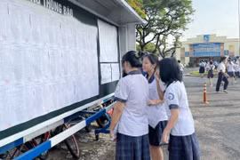Thí sinh tại điểm thi Trường THCS Lê Quý Đôn (thành phố Thủ Đức) xem thông tin phòng thi. (Ảnh: Thu Hoài/TTXVN)