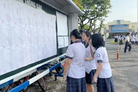 Thí sinh tại điểm thi Trường THCS Lê Quý Đôn (thành phố Thủ Đức) xem thông tin phòng thi. (Ảnh: Thu Hoài/TTXVN)