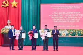 Lực lượng Biên phòng và Hải quan tỉnh Thanh Hóa nhận Thư khen chiến công của Phó Thủ tướng Chính phủ Trần Lưu Quang, Trưởng Ban Chỉ đạo 389 Quốc gia vì lập thành tích xuất sắc triệt phá đường dây mua bán, vận chuyển 17,7kg ma túy các loại. (Ảnh: TTXVN phát)