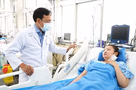 Bệnh nhân được theo dõi tại Khoa Hồi sức cấp cứu sau phẫu thuật. (Ảnh: TTXVN phát)