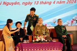 Các nhân chứng lịch sử tham gia trận chiến Điện Biên Phủ giao lưu với khán giả tại chương trình. (Ảnh: Quân Trang/TTXVN)