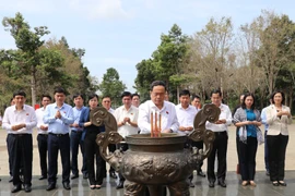 Chủ tịch Quốc hội Trần Thanh Mẫn dâng hương, dâng hoa tại khu Di tích Quốc gia đặc biệt Bộ Chỉ huy miền Tà Thiết. (Ảnh: Nhật Bình/TTXVN)