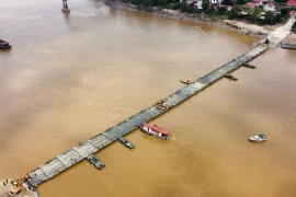 Cầu phao Phong Châu chính thức hợp long lúc 10h36 ngày 29/9/2024. (Ảnh: Hoàng Hiếu/TTXVN)