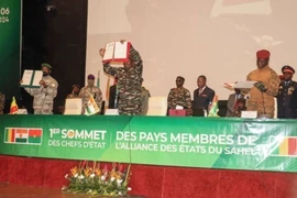 Người đứng đầu chính quyền quân sự Niger Abdourahamane Tiani (giữa), Mali Assimi Goita (trái) và Burkina Faso Ibrahim Traore tại lễ ký hiệp ước thành lập Liên minh các quốc gia Sahel (AES), ở Niamey, ngày 6/7/2024. (Ảnh: Getty Images/ TTXVN)