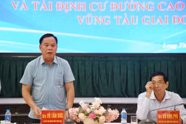 Ông Võ Tấn Đức, Quyền Chủ tịch UBND tỉnh Đồng Nai chỉ đạo tại cuộc họp. (Ảnh: Công Phong/TTXVN)