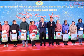 Lãnh đạo tỉnh Thái Bình trao quà Tết của Chủ tịch Quốc hội Vương Đình Huệ cho đoàn viên, người lao động có hoàn cảnh khó khăn. (Ảnh: Thế Duyệt/TTXVN)