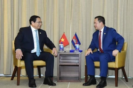 Thủ tướng Phạm Minh Chính gặp Thủ tướng Campuchia Hun Manet. (Ảnh: Dương Giang/TTXVN)