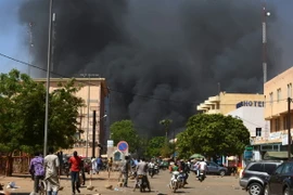 Khói bốc lên sau một vụ tấn công tại Burkina Faso. (Ảnh: AFP/TTXVN)