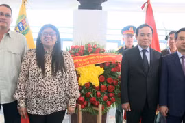 Phó Thủ tướng Trần Lưu Quang cùng Thứ trưởng Venezuela Ngoại giao phụ trách châu Á, Trung Đông và châu Đại Dương Tatiana Pugh Moreno và Đoàn đại biểu Việt Nam dâng hoa tưởng nhớ Chủ tịch Hồ Chí Minh tại Tượng đài Hồ Chí Minh trên Đại lộ Simón Bolívar ở Thủ đô Caracas. (Ảnh: Mai Phương/TTXVN)
