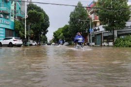 Đường Ngọc Hân Công Chúa, thành phố Bắc Ninh bị nước ngập các phương tiện đi lại khó khăn. (Ảnh: Thanh Thương/TTXVN)