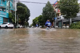 Đường Ngọc Hân Công Chúa, thành phố Bắc Ninh bị nước ngập các phương tiện đi lại khó khăn. (Ảnh: Thanh Thương/TTXVN)