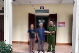 Chị A cảm ơn Công an xã Nguyên Khê đã nhiệt tình giúp đỡ. (Ảnh TTXVN phát)