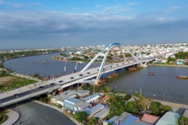 Cầu Trần Hoàng Na nối 2 quận Ninh Kiều và Cái Răng. (Ảnh: Thanh Liêm/TTXVN)