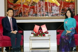 Bí thư Khu ủy Quảng Tây Lưu Ninh (trái) và Phó Bí thư Tỉnh ủy Quảng Ninh Trịnh Thị Minh Thanh. (Ảnh: Văn Đức/TTXVN)