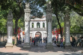 Khách du lịch tham quan Văn Miếu-Quốc Tử Giám. (Ảnh: Hoàng Hiếu/TTXVN)