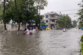 Khu vực gần ngã 4 Phạm Hùng-Lạc Hồng bị ngập sâu làm chết máy nhiều phương tiện giao thông. (Ảnh: Văn Sĩ/TTXVN)