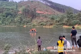 Gia đình và lực lượng chức năng tìm kiếm học sinh bị đuối nước. (Nguồn: Báo Lạng Sơn)