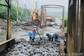Công ty CP Xây dựng dịch vụ và thương mại 68 nhanh chóng khắc phục triệt để, thu gom toàn bộ lượng bùn thải phát sinh ra tuyến đường nội bộ, hôm 4/5. (Ảnh: Minh Nghĩa/TTXVN)