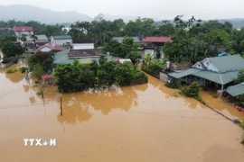 Nhiều hộ dân xã Hiền Lương bị ngập sâu tới hơn 2m. (Ảnh: Tạ Toàn/TTXVN)