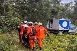 Lực lượng cứu hộ tại hiện trường vụ rơi máy bay.