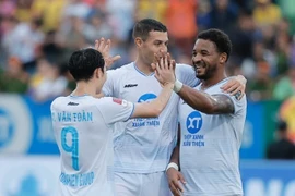 Sang hiệp 2, Nam Định có thêm 2 bàn thắng của Rafaelson và pha lập công của Lucas, để thắng chung cuộc 5-1, qua đó giành chức vô địch. (Ảnh: Minh Quyết/TTXVN)