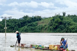 Thuyền đưa thức ăn, nước uống cứu trợ đến người dân. (Ảnh: TTXVN phát)