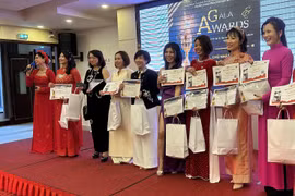 Trao Giấy khen cho các nữ doanh nhân tiêu biểu. (Ảnh: Nguyễn Thu Hà/TTXVN)