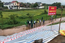 Lãnh đạo UBND huyện Ba Vì (Hà Nội) đi kiểm tra an toàn của đê kè trên địa bàn. (Ảnh: TTXVN phát)