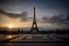 Tháp Eiffel tại Paris, Pháp đóng cửa ngày 19/2/2024. (Ảnh: AFP/TTXVN)