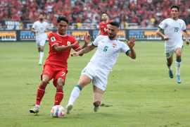 Indonesia (áo đỏ) để thua Iraq trên sân nhà. (Nguồn: Bola)