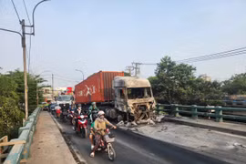 Hiện trường vụ cháy xe container. (Ảnh: TTXVN phát)