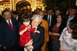 Tổng Bí thư, Chủ tịch nước Nguyễn Phú Trọng thăm hỏi Nhân dân vui Xuân đón Giao thừa Tết Kỷ Hợi quanh khu vực Hồ Tây (Hà Nội, 4/2/2019). (Ảnh: Lâm Khánh/TTXVN)