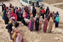 Người tị nạn Sudan chờ nhận thực phẩm cứu trợ tại Gedaref, Sudan. (Ảnh: Getty Images/TTXVN)