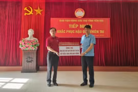 Ông Nguyễn Mạnh Hồng, Giám đốc Agribank Chi nhánh Bắc Yên Bái đã trao số tiền 500 triệu đồng ủng hộ nhân dân trên địa bàn tỉnh Yên Bái khắc phục thiệt hại do bão lũ. (Ảnh: TTXVN phát)