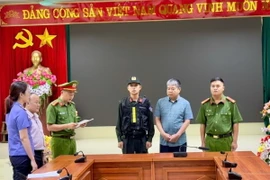 Cơ quan Cảnh sát Điều tra đọc lệnh bắt tạm giam đối với ông Tạ Quốc Dân, Phó Giám đốc Công ty TNHH Duy Thành. (Ảnh: TTXVN phát)