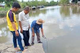 Đo mặn ở các huyện ven sông Hậu tỉnh Sóc Trăng. (Ảnh: Tuấn Phi/TTXVN)