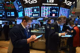 Giao dịch viên tại Sàn chứng khoán New York, Mỹ. (Ảnh: AFP/TTXVN)