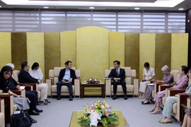 Phó Chủ tịch UBND thành phố Đà Nẵng Trần Chí Cường tiếp ông Lee Dong Hwan, Thị trưởng thành phố Goyang, tỉnh Gyeonggi (Hàn Quốc). (Ảnh: Trần Lê Lâm/TTXVN)