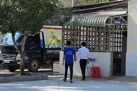 Cán bộ dẫn giải học viên trốn trại cai nghiện ma túy tại Sóc Trăng trở về. (Ảnh: Trung Hiếu/TTXVN)