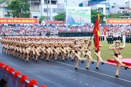 Khối nữ sỹ quan Cảnh sát Giao thông diễu binh kỷ niệm 70 năm Chiến thắng Điện Biên Phủ. (Ảnh: Dương Giang/TTXVN)