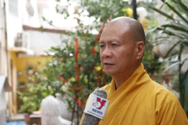 Thượng tọa Thích Minh Quang, Trụ trì Chùa Phật Tích, trả lời phóng viên TTXVN tại Lào. (Ảnh: Xuân Tú/TTXVN)