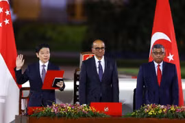 Tân Thủ tướng Singapore Lawrence Wong (trái) tuyên thệ nhậm chức. (Nguồn: Straits Times)